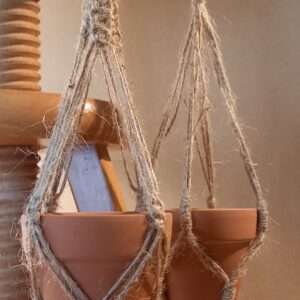Ateliers Mai 2027 <br>Initiation Macramé<br><br>Création à emporter : <br>Mini suspente avec sa pouce.  <br><br>Compétences à acquérir : <br>Nœuds et langage macramé.