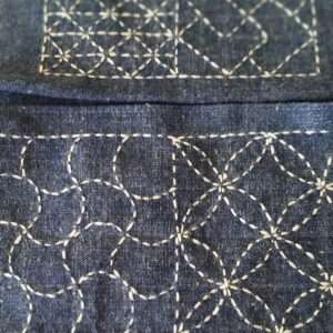 Ateliers Janvier 2027<br>Initiation SASHIKO<br><br>Création à emporter : <br>Pochette zippée en jeans. <br><br> Compétences à acquérir : <br>Assemblage surjeteuse, broderie.