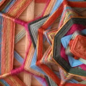 Vacances d'été 2027<br>Mandalas tissés et autres créations<br><br>Création à emporter : <br>Mandalas tissés multicolores. projet  <br><br>Compétences à acquérir : <br>Tissage, agencement formes et couleurs.